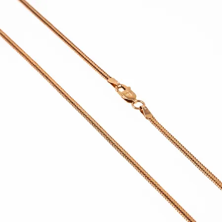 Kedja Rävsvans i 18K guld. Den är 42,5 cm lång, 2,3 mm bred och väger 5,5g. Karbinhake. Balestra. Någon ojämnhet.