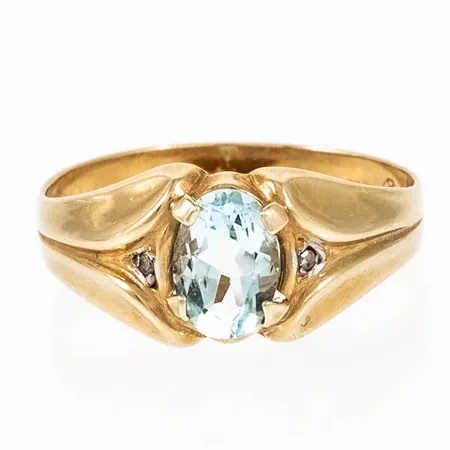 Ring i 14K guld med ljusblå sten och 2 x á ca 0,005ct diamanter (varav en skadad). Den är 2,8 - 8,9 mm bred, är i storlek 17½ och väger 1,7g BTO. 