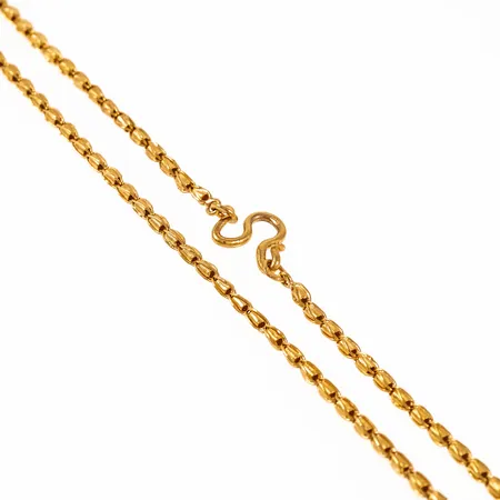 Thai: Kedja i 23K guld. Den är 61 cm lång, 2,2 mm bred och väger 15,2g (1 baht). Kroklås.