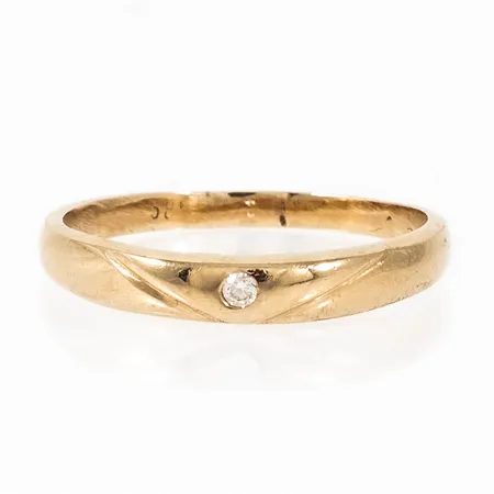 Ring i 14K guld med ofärgad sten. Den är 1,9 - 3,4 mm bred, är i storlek 18¼ och väger 1,9g. Ojämn skena. 