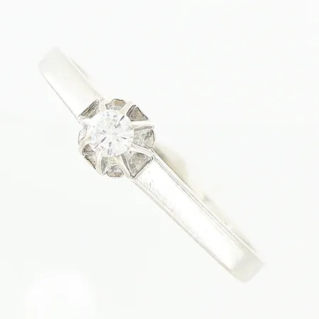 Ring stl 17¼, diamant 0,08ct enligt gravyr, slitage på klor, vitguld, 18K Vikt: 2,2 g