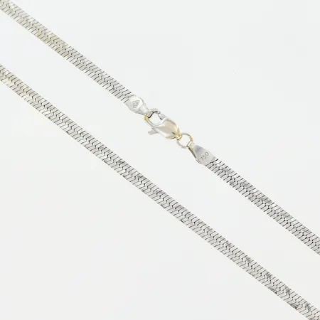 Collier, 42,5 cm, bredd 2,5mm, vitguld, 18K. Vikt: 11,7 g