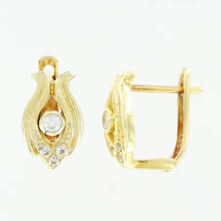 Ett par örhängen, vita stenar, 13,5x8mm, 14K. Vikt: 4 g