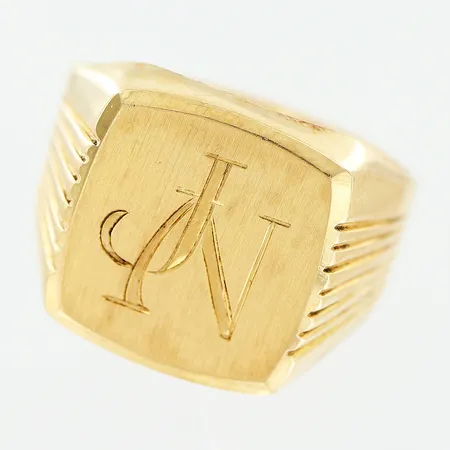 Klackring, stl 18½, bredd 3-15mm, monogramgravyr JN,  18K.  Vikt: 5,7 g