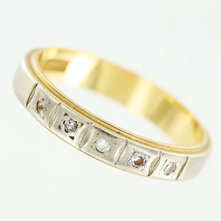 Ring, diamanter 5 x ca 0,01ct, stl 16½, bredd 3mm, vit/gulguld, slitage, 18K.  Vikt: 3,1 g