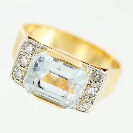 Ring, diamanter 6 x ca 0,01ct, vit sten, stl 16½, bredd 3,5-8mm, slitage/nagg på sten, 18K.  Vikt: 5,4 g