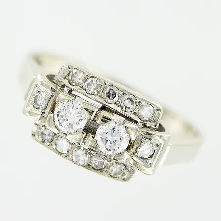 Ring, diamanter 2 x ca 0,08ct briljantslipade, 12 x ca 0,01ct 8/8slipade, stl 16¾, bredd 1,5-7,5, vitguld, 18K.   Vikt: 4 g