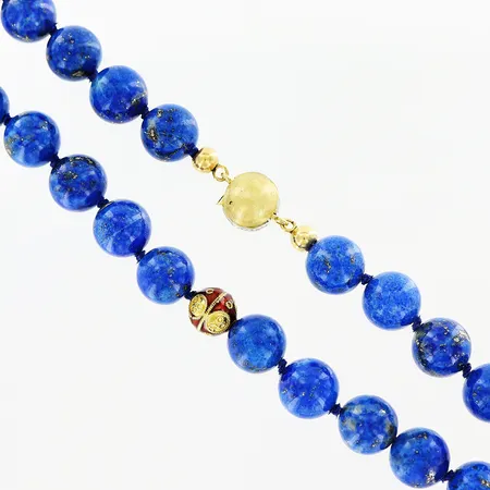 Collier, Lapis Lazuli, 94cm, Ø10,5mm, 5 berlocker Ø8,5mm, kulor med röd emalj i 18K,  lås i 18K med diamanter 10 x ca 0,01ct, bruttovikt: 147,9gram Vikt: 147,9 g