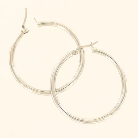 Ett par örhängen, 40mm, bredd 3mm, vitguld, mindre bucklor, vitguld, 14K Vikt: 5,1 g