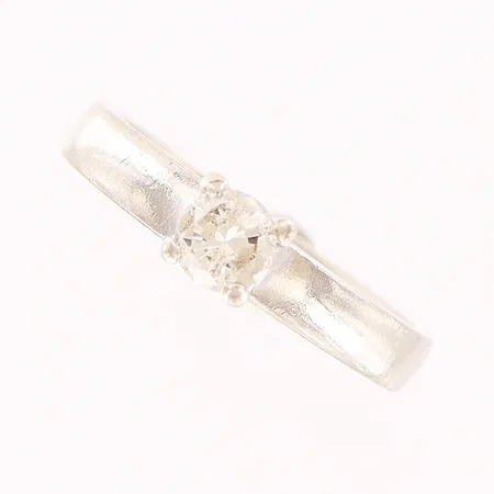 Ring, diamant ca 0,35ct, piqué, stl 16¾, bredd 3-4,5mm, vitguld, i behov av rodiering, 18K Vikt: 4,7 g