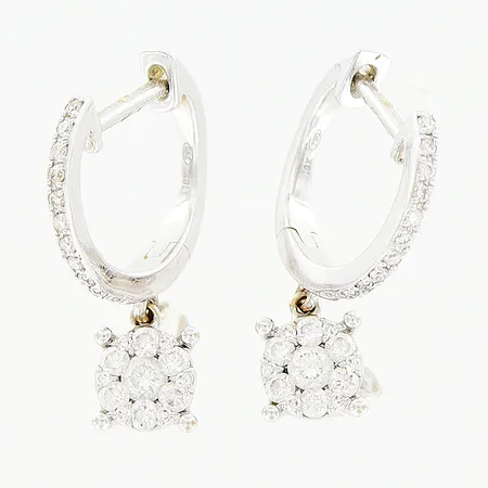 Ett par örhängen, diamanter 34 x ca 0,005ct, 12 x ca 0,01ct, 2 x ca 0,04ct, 20mm, bredd 1,2-5mm, vitguld, 18K Vikt: 3,1 g