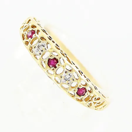 Ring, diamanter 2 x ca 0,005ct, röda stenar, stl 16¾, bredd 1-4mm, GHA, 18K Vikt: 1,4 g