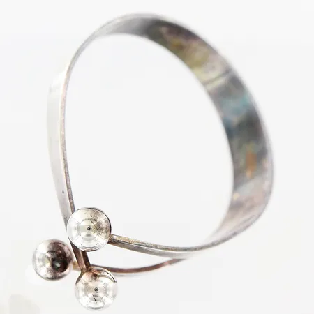 Stelt armband design Anna Greta Eker, Norway, ca 60x70mm öppen modell, skevt, silver 925/1000 Vikt: 43,1 g