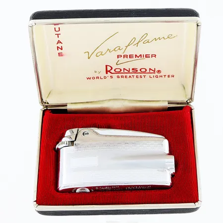 Tändare Ronson, Woodbridge, NJ, USA, vitmetall, borste, extra stift, manual, garantikort November 1963 Helsingborg, fungerar, originaletui.