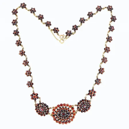 Collier med granater 45cm, bredd 8-25mm, säkerhetskedja, etui, förgyllt silver 830/1000. Vikt: 31,5 g