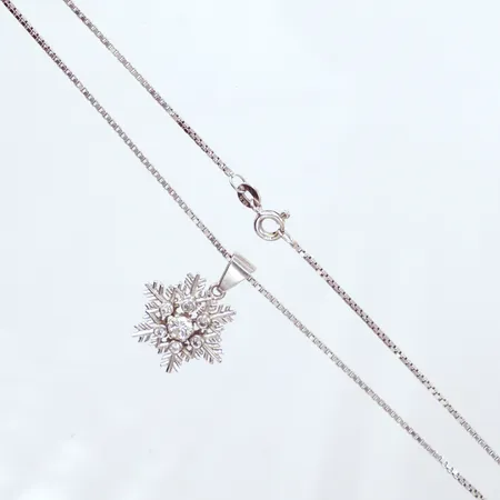 Kedja Venezia, vitguld, 40cm, något ojämn, hänge vitguld snöflinga, diamanter 1x0,10 ct 6x0,02ct, bredd 18mm, Lp:S Guld & Juvelatelje, Lars-Olof Petersson, år 1977, 18K  Vikt: 6,7 g