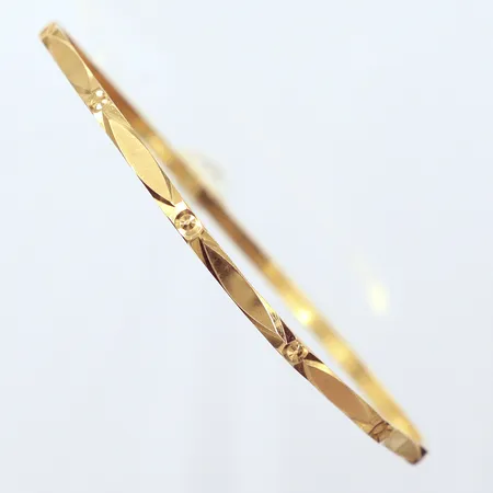 Armring, Ø7cm, bredd 2,8mm, något ojämn, 21K Vikt: 12,3 g