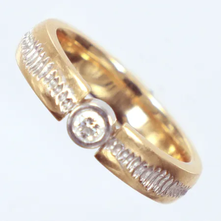 Ring  2-färgad, diamant 0,11ct TW/VS , modell Frost, Ø18, bredd 4,50mm, värderingsintyg , ask, designer Tomas Andree Vikt: 8,2 g