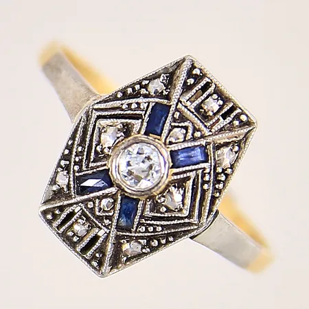 Ring med diamant ca 0,05ct, tio markasiter samt fyra safirer, art deco-stil, stl 16½, bredd 1-12mm, fattning i platina, svensk importstämpel, skena med mindre repor i 18K  Vikt: 1,9 g