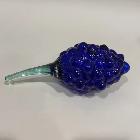 Skulptur, druvklase ur serien Frutteria, Gunnel Sahlin för Kosta Boda, längd 23cm, numrerad: 99027, konstglas, signerad, etikettmärkning med lätt slitage Vikt: 0 g
