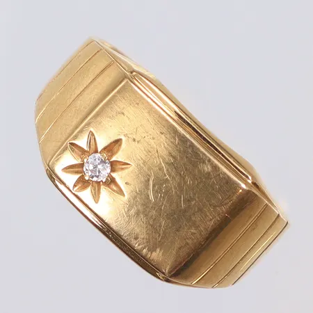 Klackring med vit sten, stl 19, bredd 3-6mm, GHA, ojämn skena, 18K  Vikt: 4,3 g