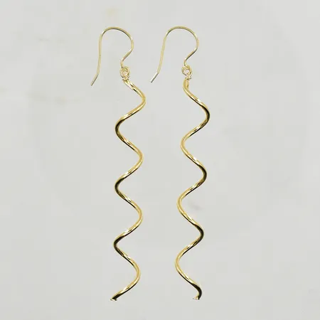 Ett par örhängen, skruvad modell, längd 75 mm, 18K. Vikt: 2 g