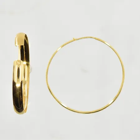 Ett par örhängen, Ø46 mm, bredd 5 mm, något skeva, 18K. Vikt: 7,1 g