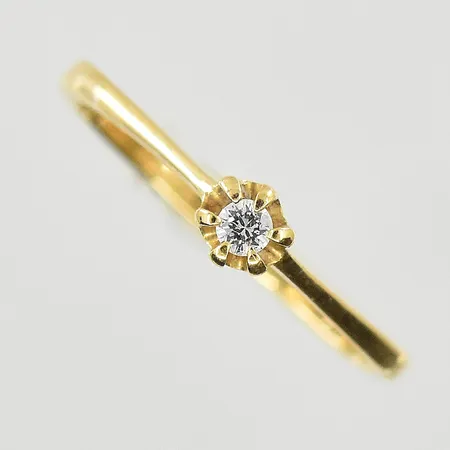 Ring med diamant 0,04ct, stl 15½, bredd 2 mm, 18K. Vikt: 1,2 g