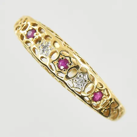 Ring med vita och lila stenar, stl 17, bredd 2-4 mm, 18K. Vikt: 1,5 g
