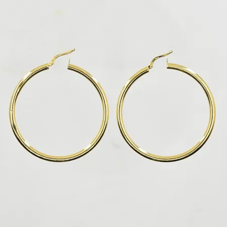 Ett par örhängen, Ø46 mm, bredd 3 mm, klämskador, 18K. Vikt: 3,4 g
