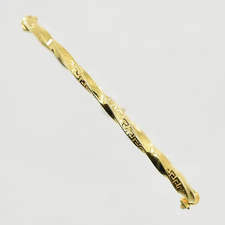 Armring med meandermönster, öppningsbar, innermått 57x51 mm, glappt lås, 18K. Vikt: 3,9 g
