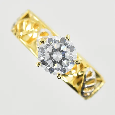 Ring med vit sten, stl 17½, bredd 5 mm, gulguld/vitguld, 18K. Vikt: 2,3 g