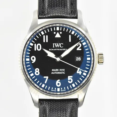 Herrur IWC Schaffhausen, Pilot Mark XVIII, boett Ø40 mm, automat, datum, stål, refnr IW327001, serienr 5493682, boettnr 3270, verknr 3682317, cal 30110, år 2017 enligt garantikort, slitet armband ej original, defekt original läderband medföljer, garantikort, manual, putsduk, box, inga övriga tillbehör.