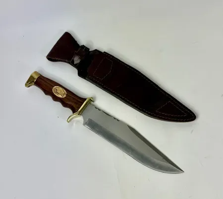 Jaktkniv, Aitor Bowie Magnum, skaft i olivträ, längd 34 cm, bladlängd 20 cm, bladbredd 4½ cm, Spanien, fodral.