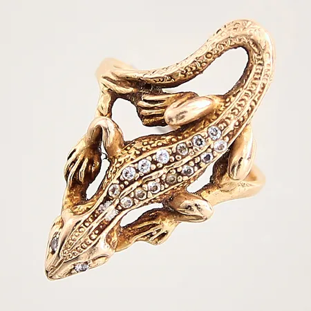 Ring med vita stenar, ödla, stl 16¼, bredd 2,6-29mm, något ojämn skena, 14K  Vikt: 5,6 g