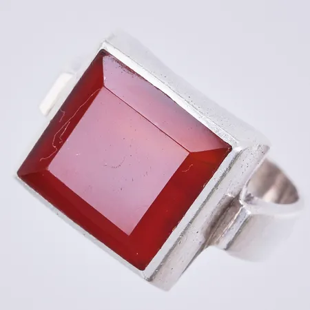 Ring med färgad sten, stl: 17¾, bredd: ca 5-12mm, hack i skenan, otydliga stämplar, 925/1000, silver Vikt: 7,2 g