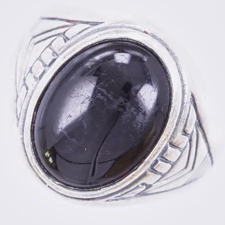 Klackring med svart sten, stl: 20¼, bredd: ca 4-18mm, otydlig stämpel. silver Vikt: 6,8 g