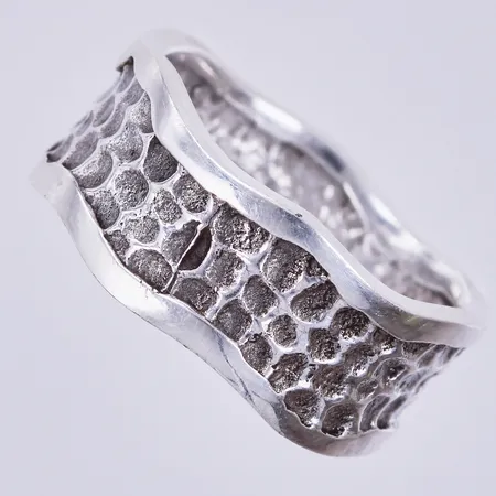 Ring, stl: 19¼, bredd: 9mm, 925/1000, silver Vikt: 7,3 g