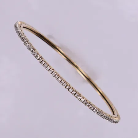 Armring med briljantslipade diamanter ca 136 x 0,01ct, Ø61,5mm, bredd 2mm, fattat i vitguld,  18K. OBS liten storlek.  Vikt: 12,9 g
