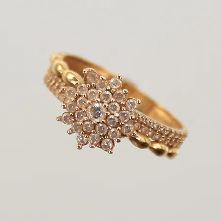 Ring med vita stenar, stl 19½, bredd 4-9mm, 18K Vikt: 3,9 g