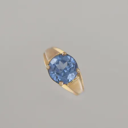 Ring med blå sten, akvamarin? Ø 16,75 mm,  stenens bredd 8 mm höjd 7 mm, 18k  3,1gr Vikt: 3,1 g