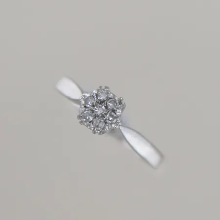 RIng av vitguld med 7 briljanter 0,13 ct  Ø 17,25 mm.  18k  3,4gr Vikt: 3,4 g