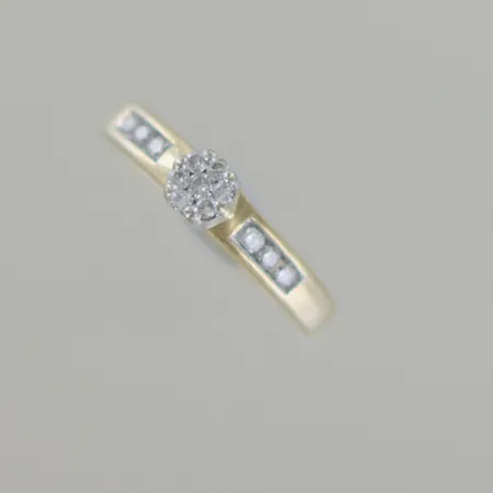 Ring med briljanter Ø 17,25, H 2-5 mm, 18k 3,5gr graverad. Vikt: 3,5 g