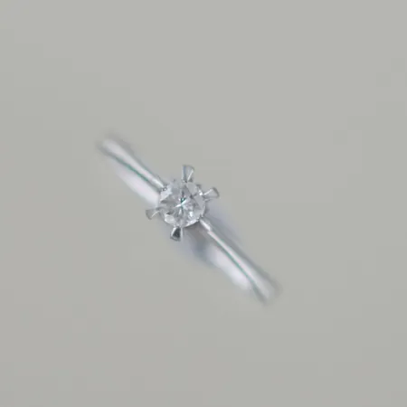 ring vitguld med diamant 0,18ct,  Ø 17,25 mm, B 2-4 mm, 18k 2,2gr, graverad med initialer  Vikt: 2,2 g