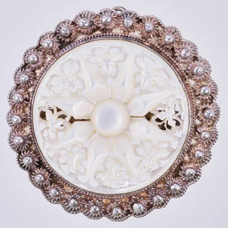Brosch med pärlemor, Ø 42mm 935/1000 silver Vikt: 12,4 g