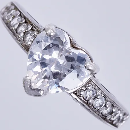 Ring med vita stenar, stl: 17, bredd: ca 2-9mm, GHA, 925/1000, silver Vikt: 3,7 g