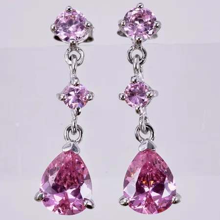 Ett par örhängen med rosa stenar, längd ca 25mm, bredd ca 5-7mm, silver Vikt: 4,6 g