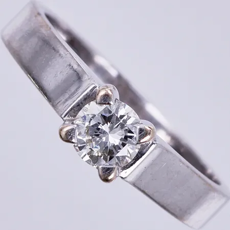 Ring med diamant ca 1x0,40ct, ca TCR/SI, stl: 16 ¼, något skev skena, graverad, 18K Vikt: 4,2 g