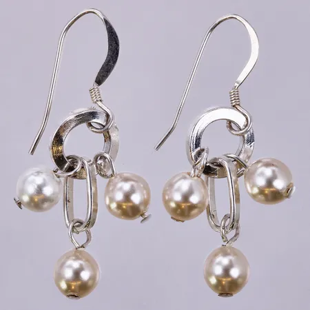Ett par örhängen med plast pärlor, längd: ca 3,5cm, bredd: ca 10mm, ostämplade, silver Vikt: 3,1 g