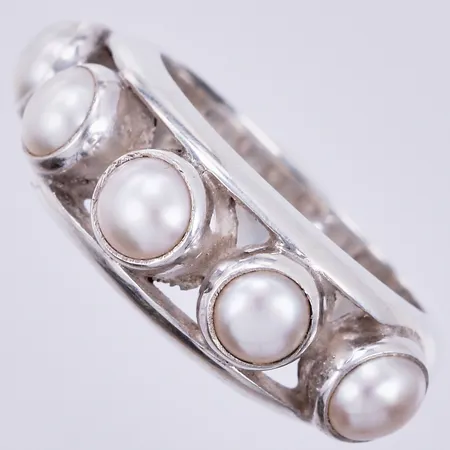 Ring med imitationspärlor  stl: 18, bredd: ca 4-8mm, 925/1000 silver  Vikt: 8,3 g